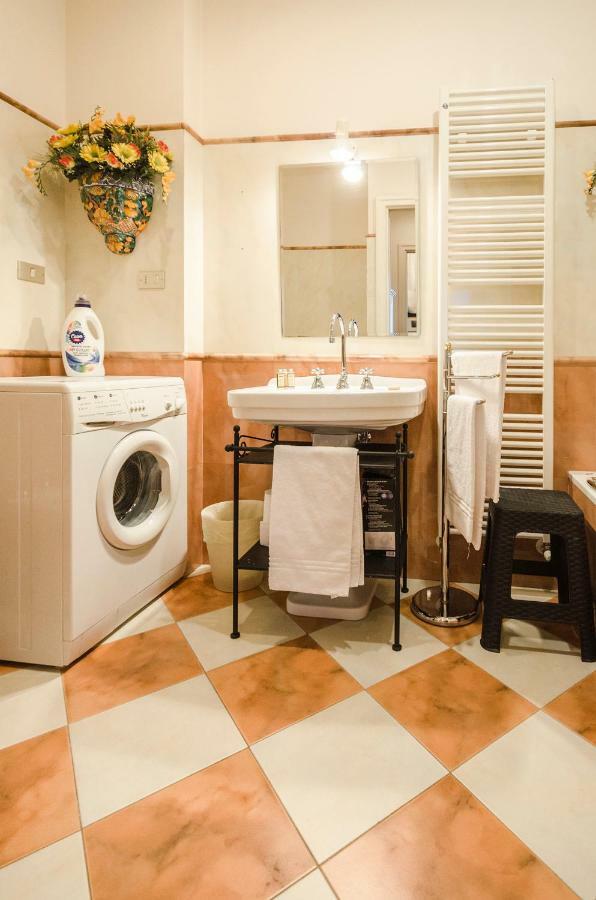 Lupari Apartment, Palazzo Storico Sotto Le Due Torri ボローニャ エクステリア 写真